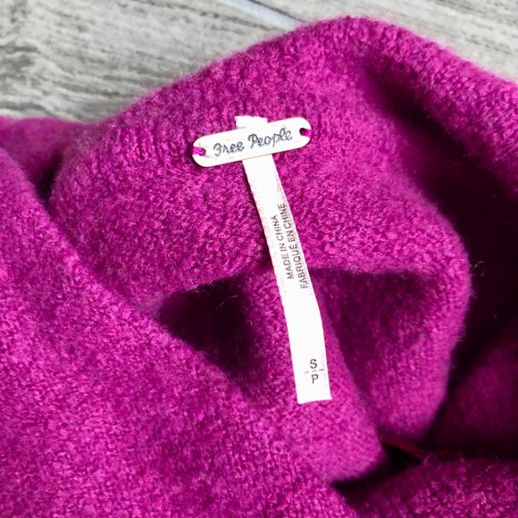 FREE PEOPLE - LASSIE FUSCIA OVERSIZED PULLOVER SWEATER - Size Small - Picture 4 of 13